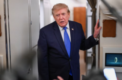 Trump dijo que este lunes comenzarán las nuevas conversaciones con Irán tras frenar los ataques previstos contra el régimen