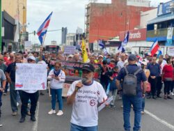 Grupo de personas se manifestó frente al Congreso para exigir avance de proyectos sobre devolución del ROP