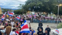 Expresidentes, diputados, jerarcas del Poder Judicial y cientos de personas participaron en Plantón en San José