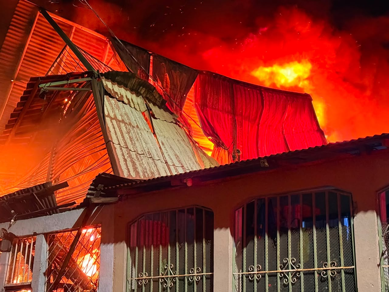 AyA revisa abastecimiento nocturno de agua en Pavas tras incendio y evalúa cambios en el servicio