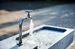 ARESEP reconoce a 438 ASADAS con sello por cumplir estándares de calidad del agua: AyA no presentó información