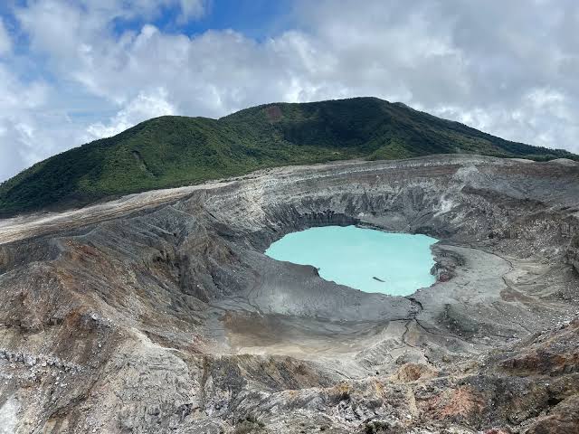 ¿Por qué la laguna del Volcán Poás a veces crece y otras veces desaparece?