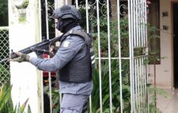 Detienen a funcionaria de Migración sospechosa de colaborar con pareja de líder de “La H”