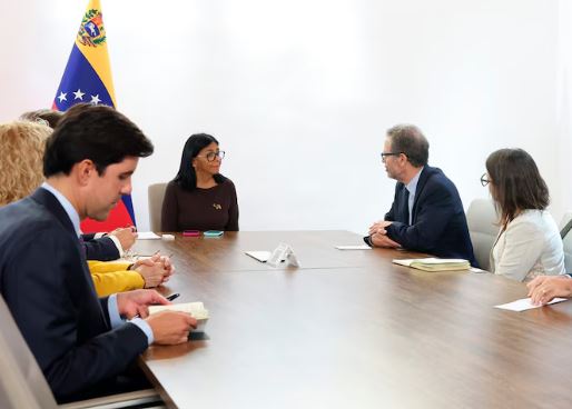 Delcy Rodríguez se reunió con Human Rights Watch para tratar las garantías fundamentales en Venezuela
