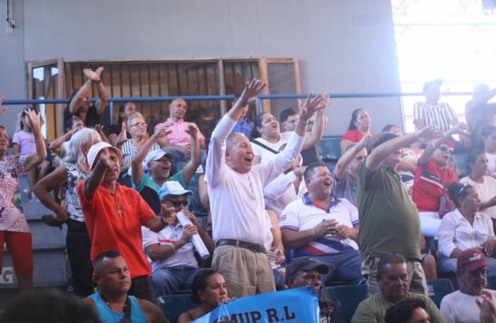 Sesión de la Asamblea Legislativa en Puntarenas se vio interrumpida por abucheos a diputados de oposición : Monumental
