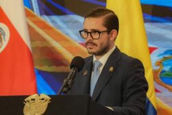 Ministro de Justicia defiende trato a “jachudos” ante reclamo de Defensoría