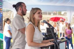 Laura Fernández llamó a dejar atrás las “cadenas que todavía nos atan”: Tuvo discrepancia con alcalde de San José en acto oficial