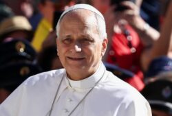 El papa León XIV inicia su gira por Francia con la inmigración y la muerte asistida como principales ejes
