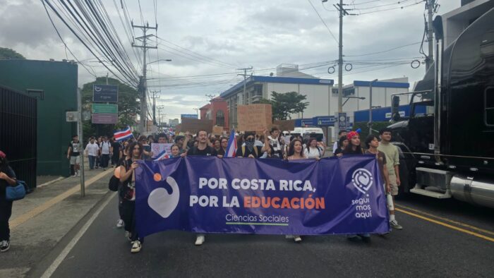 Cientos de estudiantes participaron de marcha exigiendo al gobierno ‘respetar’ recursos para educación