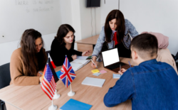 Desempleados y trabajadores informales entre población que busca reducir barreras para aprender inglés