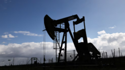 La caída del petróleo y las acciones tecnológicas impulsaron a Wall Street, que cerró cerca de nuevos récords