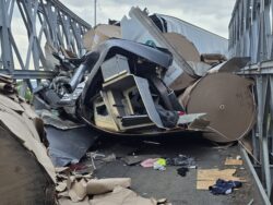 Choque de camión contra puente modular provoca cierre indefinido en Cambronero