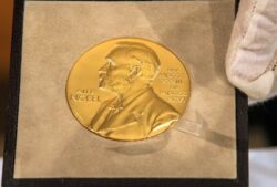 El premio Nobel de Física fue otorgado al belga Francis Halzen por hallar “partículas fantasma” de alta energía