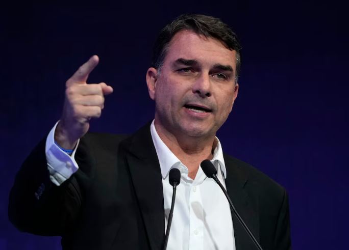 Tras la cancelación del debate, Flávio Bolsonaro afirmó que Lula será “expulsado de la Presidencia” en las elecciones del domingo