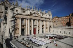El cardenal Tagle presidió la misa ante una multitud en el Vaticano mientras se reza por la salud de León XIV