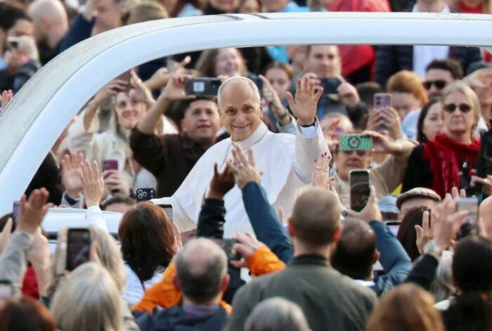 El papa León XIV retomó las audiencias y volvió a subirse al papamóvil tras su operación
