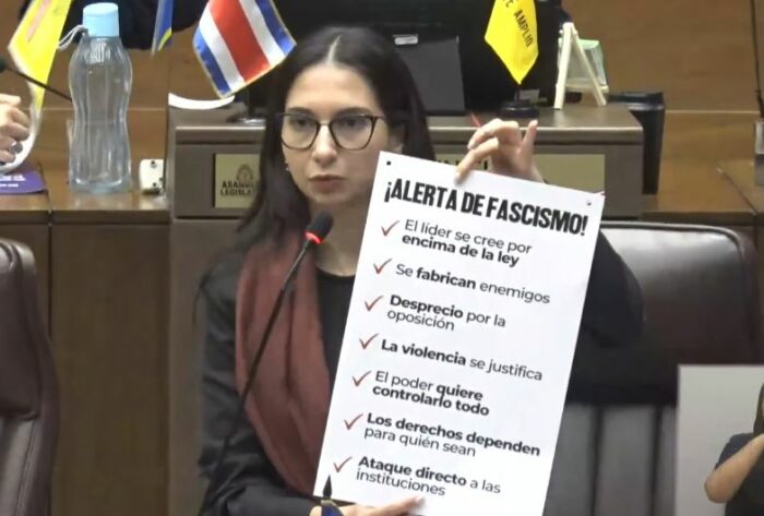 Frente Amplio lleva a la Sala IV prohibición de colocar carteles en curules legislativas
