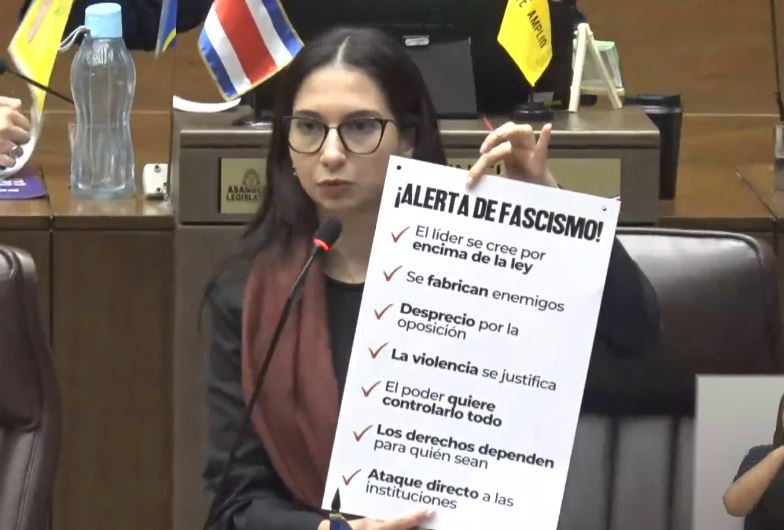 Sala IV analiza recurso contra prohibición para colocar carteles en las curules legislativas