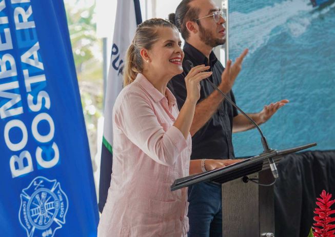 Laura Fernández rechaza vínculos con extraditable de origen chino y duda de veracidad de fotografía en celebración