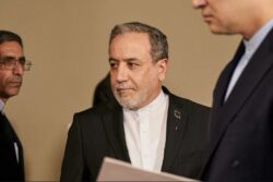 El canciller iraní aseguró que mantiene conversaciones ininterrumpidas con EEUU a través de intermediarios para poner fin a la guerra