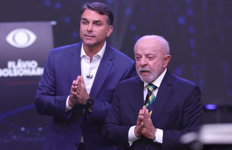 Lula da Silva y Flávio Bolsonaro se miden en el último debate televisado antes del balotaje presidencial en Brasil