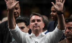 Lula da Silva y Flávio Bolsonaro buscaron aliento en sus bastiones electorales antes de la recta final hacia el balotaje