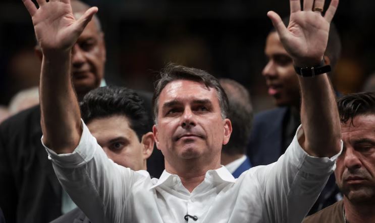 Lula da Silva y Flávio Bolsonaro buscaron aliento en sus bastiones electorales antes de la recta final hacia el balotaje