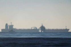 El Gobierno de Donald Trump autoriza reconvertir petroleros sancionados para ampliar el transporte legal de crudo
