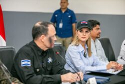 Laura Fernández advierte a grupos criminales de Costa Rica que los van a ‘cazar’ durante visita a El Salvador