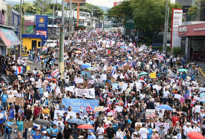 Estudiantes advierten que mantendrán protestas si diálogo no frena recortes a universidades