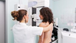 9 de cada 10 casos de cáncer de mama se pueden curar: Incidencia crece en el país