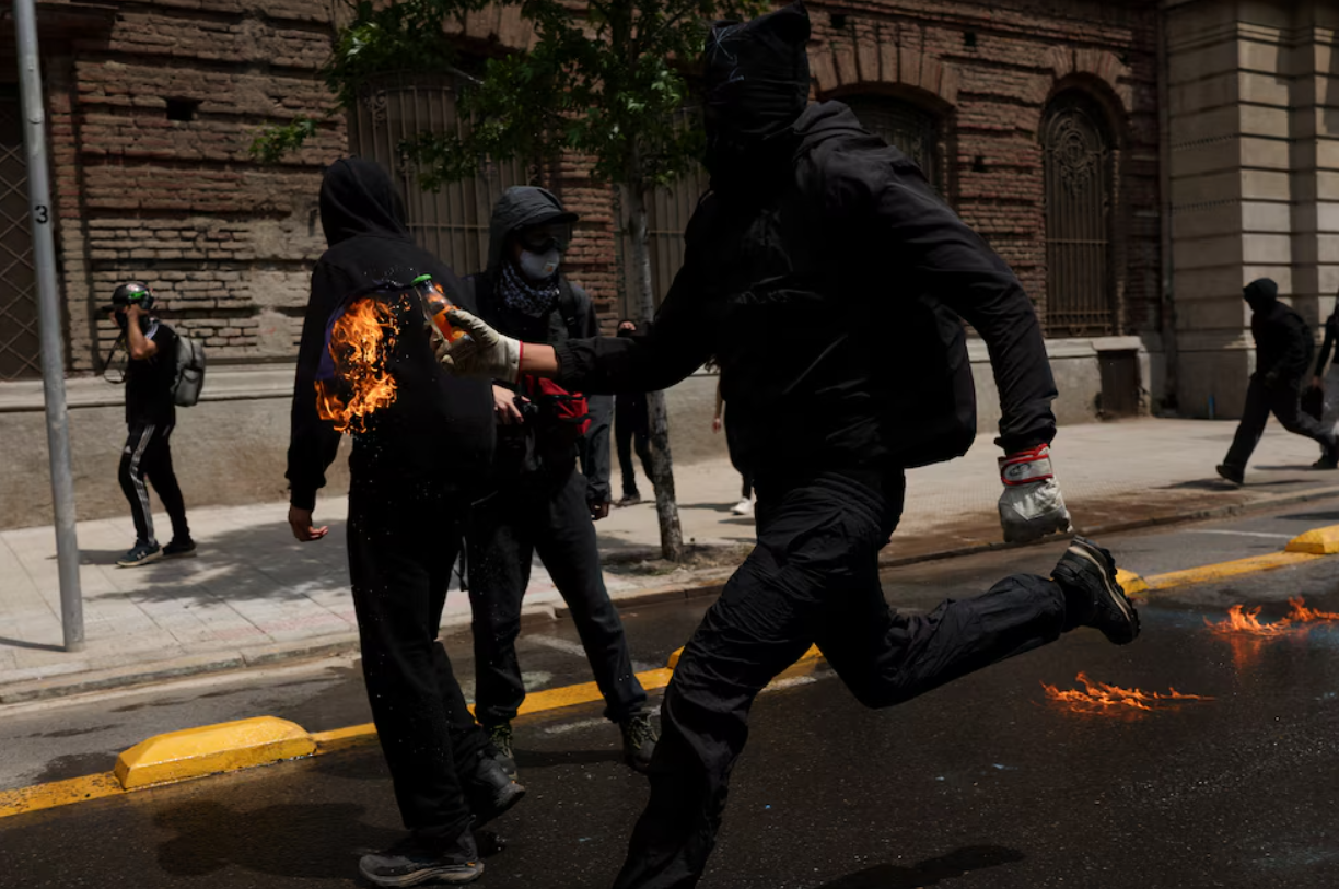 Proponen aumentar penas de cárcel por causar daños durante manifestaciones con el rostro cubierto