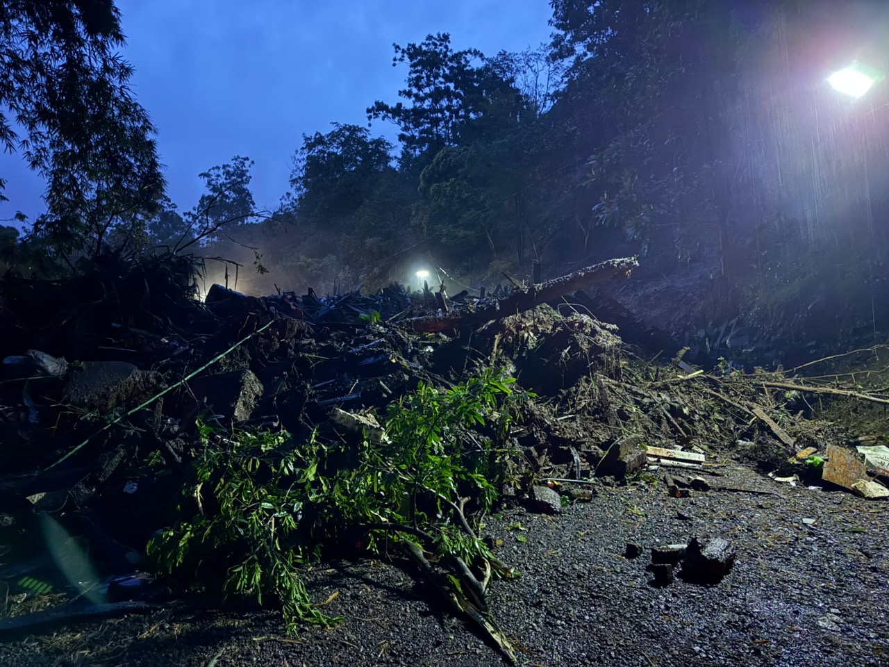 Fuertes lluvias del fin de semana provocaron derrumbes y afectaciones en carreteras