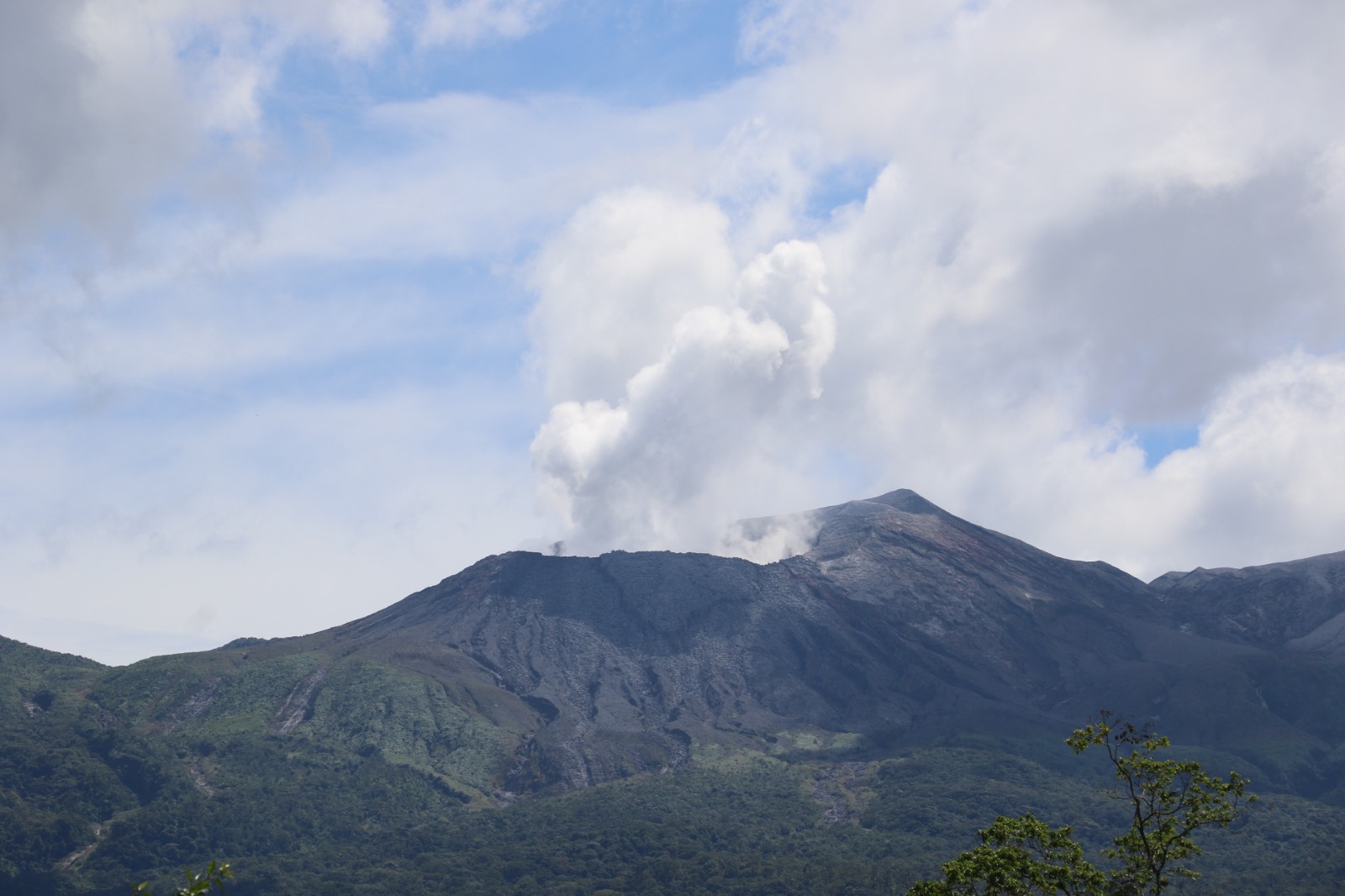 CNE aumenta a alerta amarilla distritos cercanos al Volcán Rincón de la Vieja por incremento en actividad volcánica