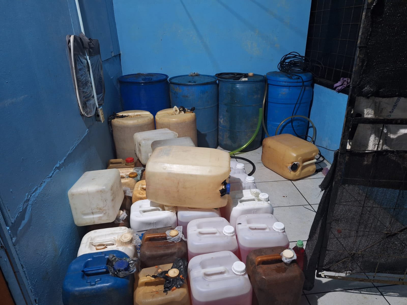 Desarticulan grupo sospechoso de robar combustible y venderlo en supermercado de Siquirres