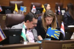 Frente Amplio llevará proyecto de jornadas 4×3 a Sala Constitucional tras aprobación en primer debate