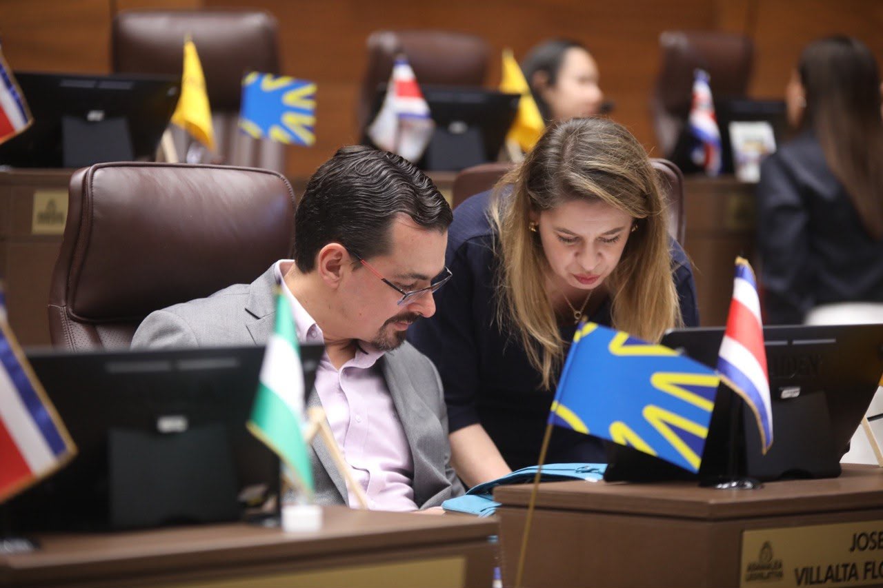 Frente Amplio llevará proyecto de jornadas 4×3 a Sala Constitucional tras aprobación en primer debate