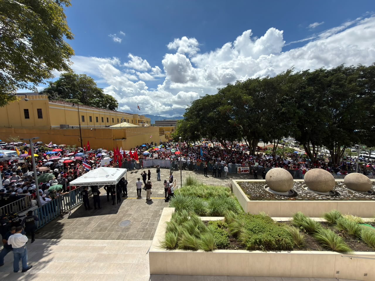Miles de personas participan en marcha exigiendo al gobierno evitar recortes presupuestarios a las universidades