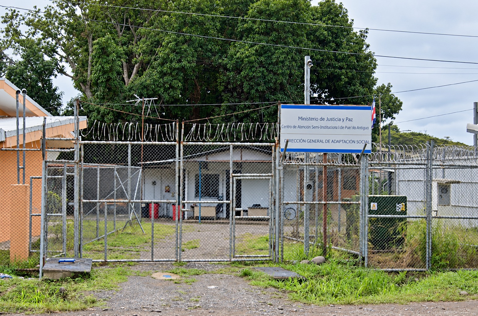 Policía Penitenciaria traslada a casi 40 reos a alta contención tras intento de motín en Puntarenas