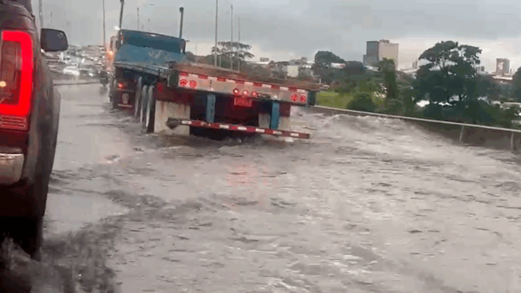 ¡Precaución! Fuertes lluvias inundaron dos carriles de Circunvalación entre Hatillo y San Sebastián este jueves